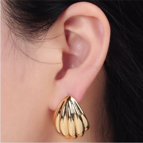 Jewelry - NEW 24k Gold Filled Seashell Design Stud Earrings